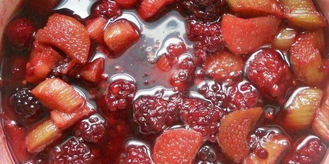 Рецепт тарта с ежевикой, ревенем и руколой