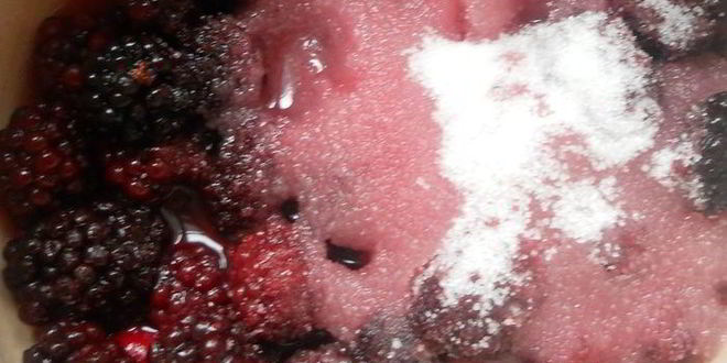 Рецепт тарта с ежевикой, ревенем и руколой