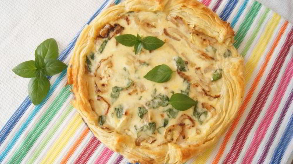 Как приготовить тарт с кабачком и базиликом на слоеном тесте