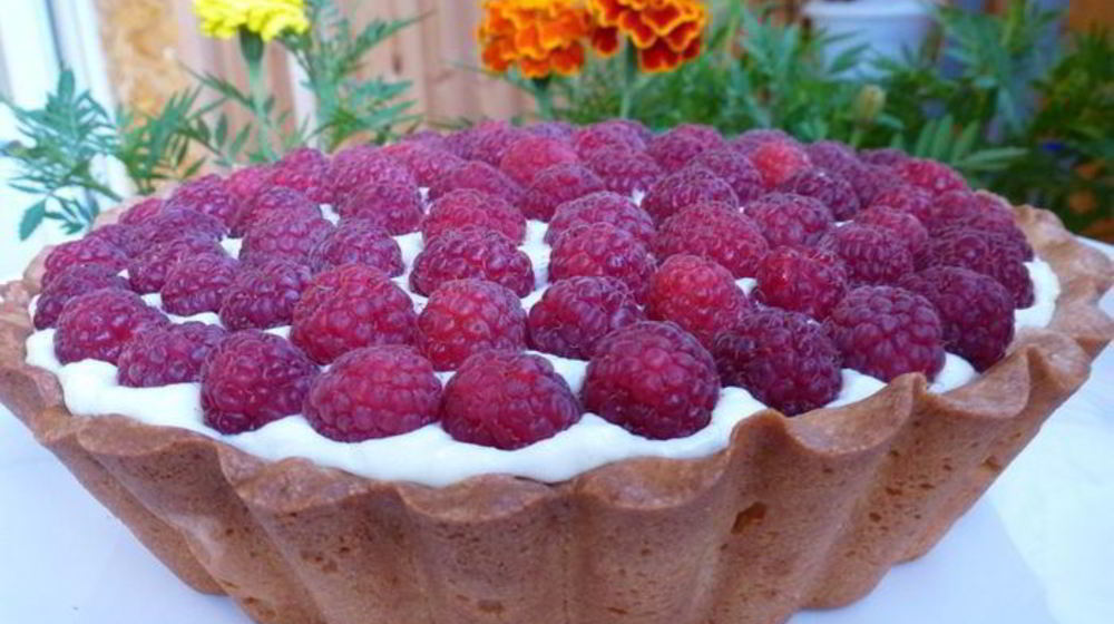 Как приготовить тарт с малиной, заварным кремом и шоколадной прослойкой