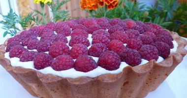 Рецепт Тарта с малиной, заварным кремом и шоколадной прослойкой