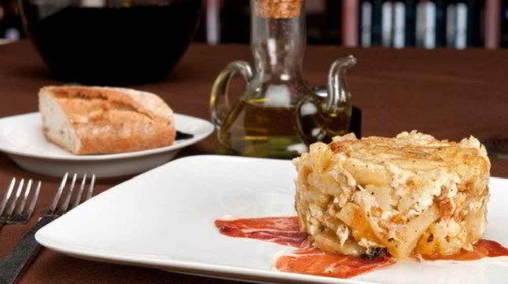 Как приготовить тортилью по-испански с молодым картофелем, копченой ветчиной и перцами