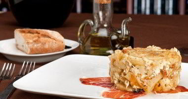 Рецепт Тортильи по-испански с молодым картофелем, копченой ветчиной и перцами