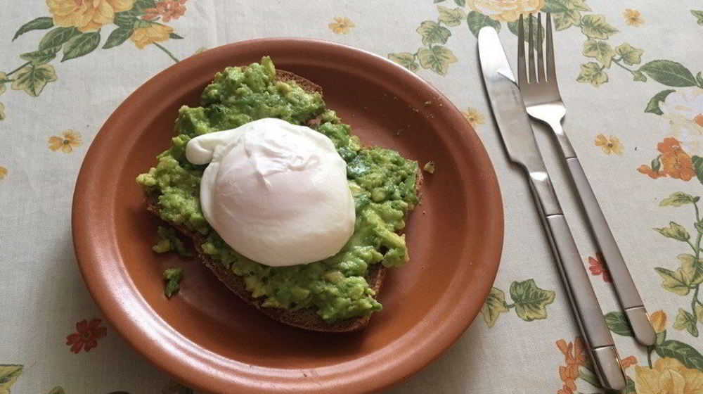 Как приготовить тост с авокадо и яйцом пашот