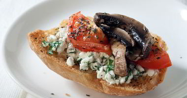Рецепт Тоста с творогом, помидором и грибами