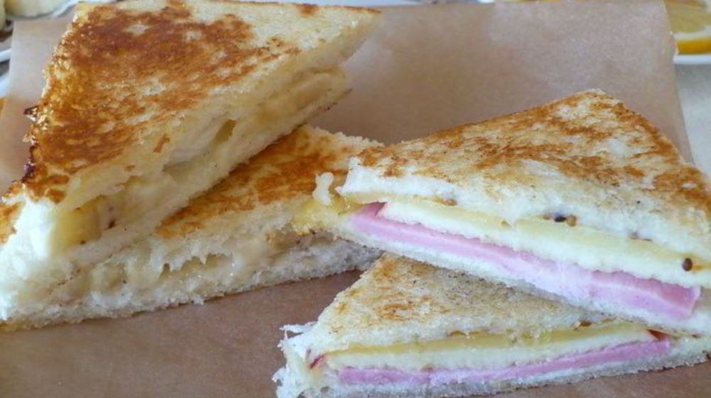 Как приготовить тосты на завтрак с двумя начинками