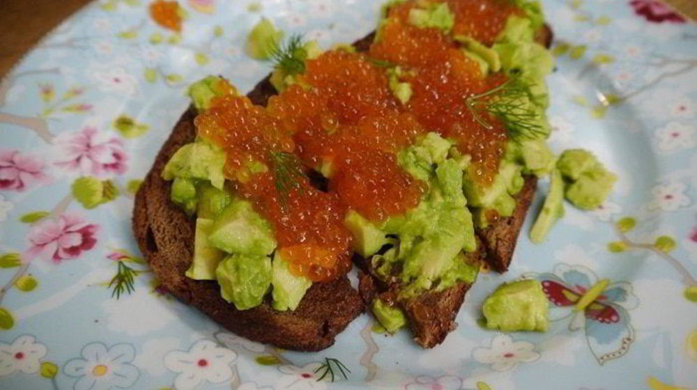 Как приготовить тосты с авокадо и красной икрой