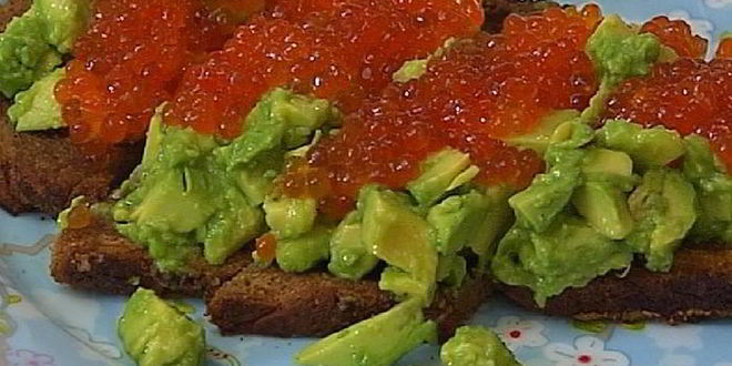 Рецепт тостов с авокадо и красной икрой