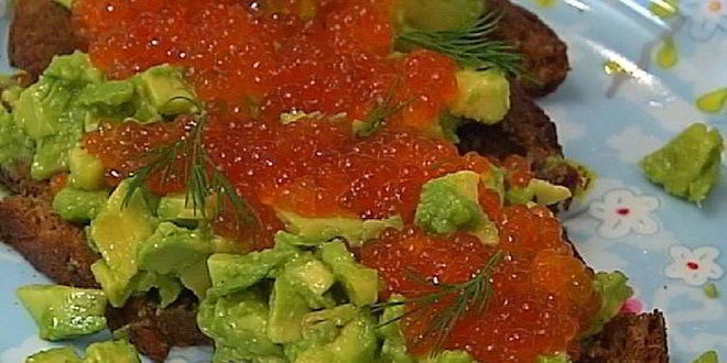 Рецепт тостов с авокадо и красной икрой