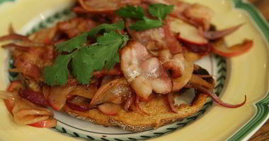 Рецепт Тостов с беконом, карамелизированными яблоками и луком