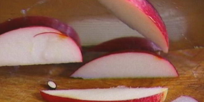 Рецепт тостов с беконом, карамелизированными яблоками и луком