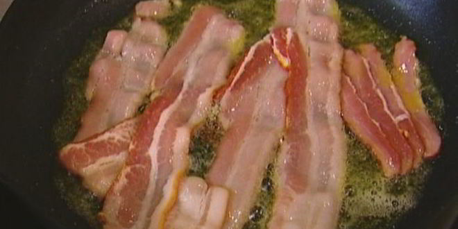 Рецепт тостов с беконом, карамелизированными яблоками и луком