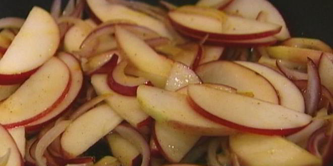 Рецепт тостов с беконом, карамелизированными яблоками и луком