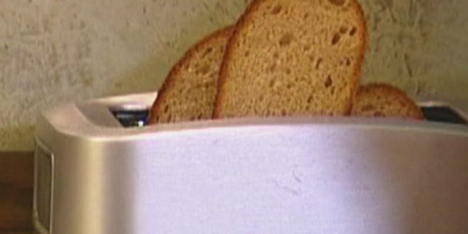 Рецепт тостов с беконом, карамелизированными яблоками и луком