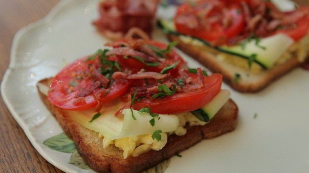 Как приготовить тосты с беконом, помидорами, цукини и сыром