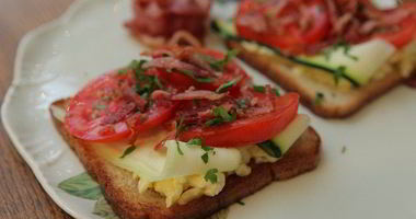 Рецепт Тостов с беконом, помидорами, цукини и сыром