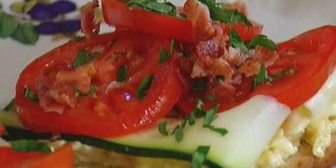 Рецепт тостов с беконом, помидорами, цукини и сыром