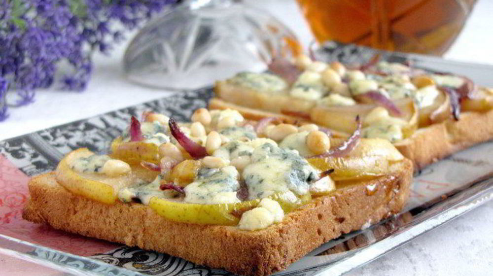 Как приготовить тосты с грушей, голубым сыром и кедровыми орешками