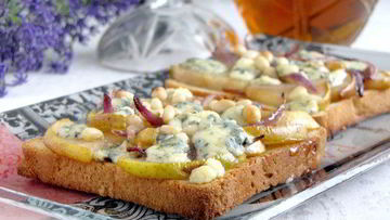 Рецепт Тостов с грушей, голубым сыром и кедровыми орешками