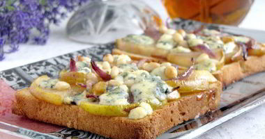 Рецепт Тостов с грушей, голубым сыром и кедровыми орешками
