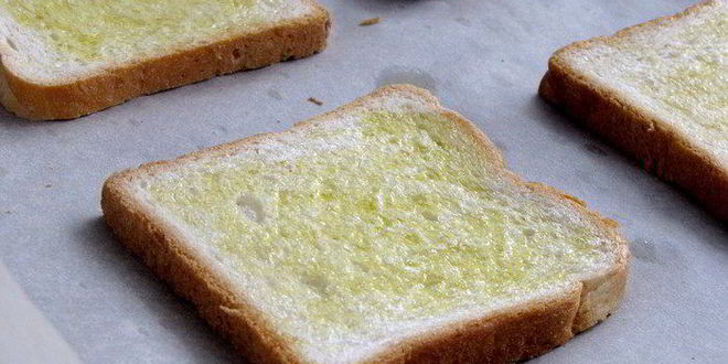 Рецепт тостов с грушей, голубым сыром и кедровыми орешками