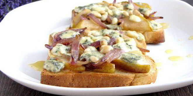 Рецепт тостов с грушей, голубым сыром и кедровыми орешками