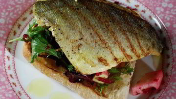 Рецепт Тостов с рыбой карри и свекольным салатом