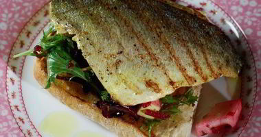 Рецепт Тостов с рыбой карри и свекольным салатом