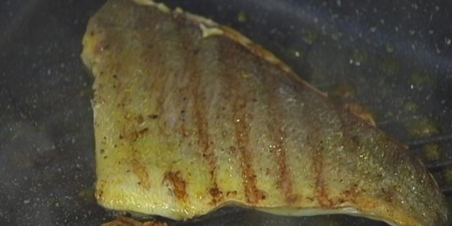 Рецепт тостов с рыбой карри и свекольным салатом