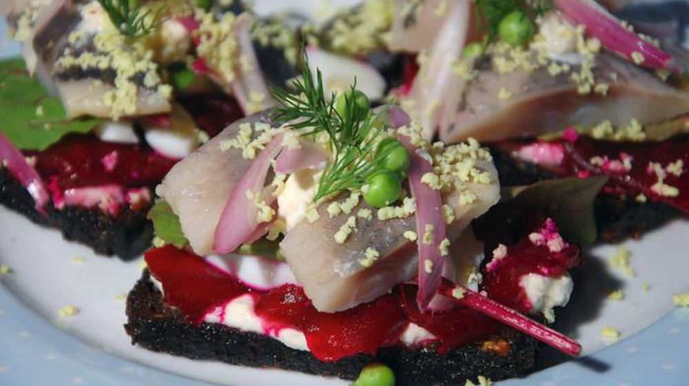 Как приготовить тосты с сельдью, свеклой и зеленым горошком