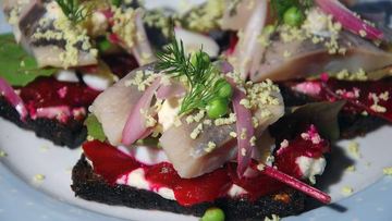 Рецепт Тостов с сельдью, свеклой и зеленым горошком