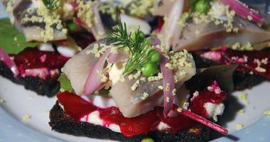 Рецепт Тостов с сельдью, свеклой и зеленым горошком