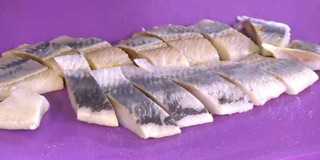 Рецепт тостов с сельдью, свеклой и зеленым горошком