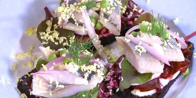 Рецепт тостов с сельдью, свеклой и зеленым горошком