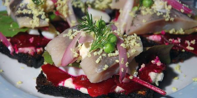 Рецепт тостов с сельдью, свеклой и зеленым горошком