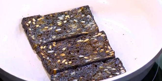 Рецепт тостов с сельдью, свеклой и зеленым горошком