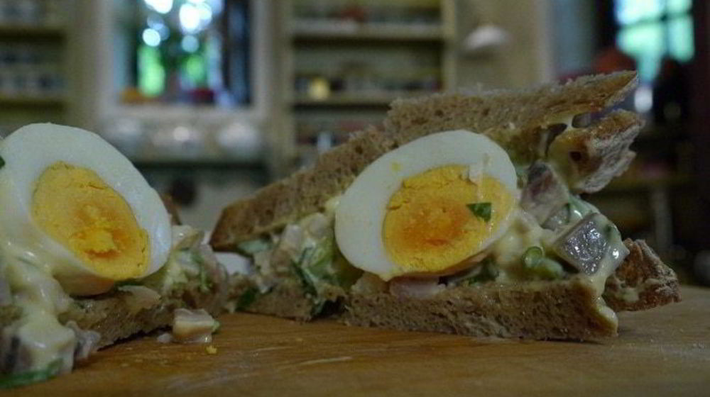 Как приготовить тосты с сельдью, яйцом и тархунным майонезом