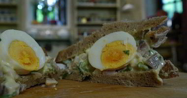 Рецепт Тостов с сельдью, яйцом и тархунным майонезом