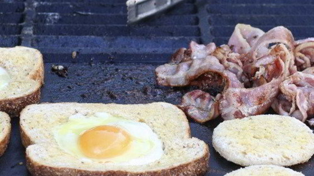 Как приготовить яйца в тостах с молотым перцем