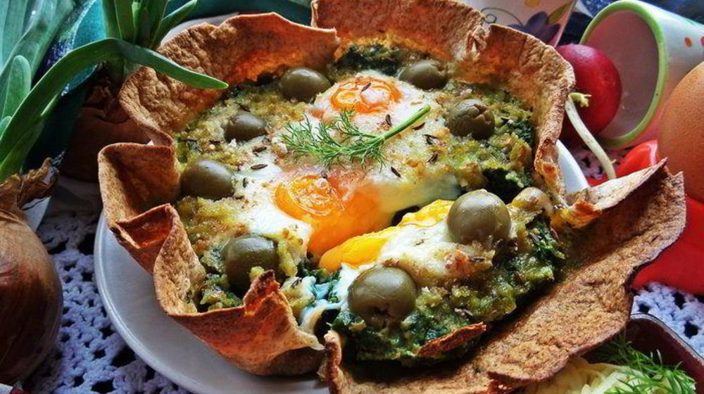 Как приготовить глазунью, запеченную в шпинате