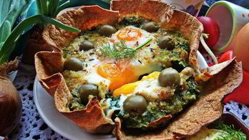 Рецепт Глазуньи, запеченной в шпинате