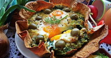 Рецепт Глазуньи, запеченной в шпинате