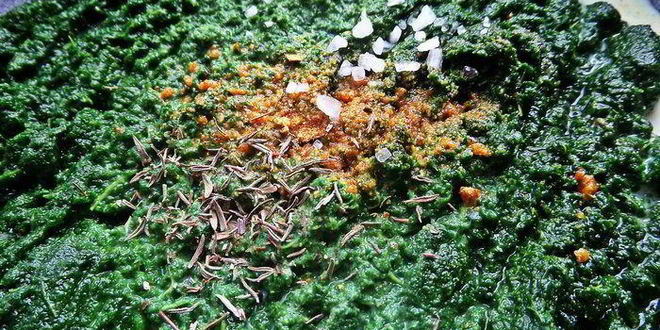 Рецепт глазуньи, запеченной в шпинате