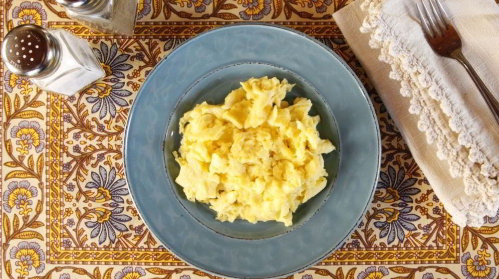 Как приготовить простую яичницу болтунья