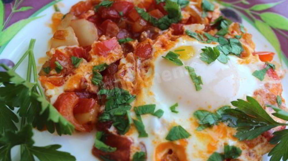 Как приготовить шакшуку яичница с помидорами и луком