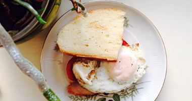 Рецепт Сэндвича с яичницей, бужениной и помидорами