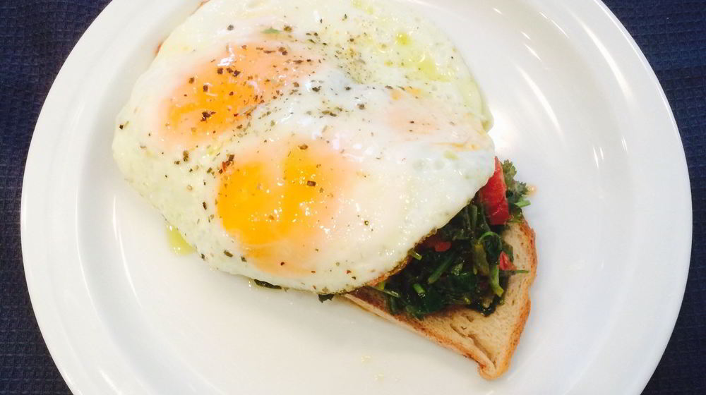 Как приготовить утреннюю яичницу с черемшой