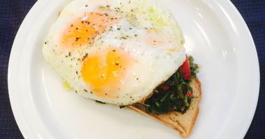 Рецепт Утренней яичницы с черемшой