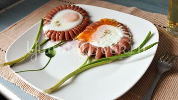 Рецепт Весенней яичницы с сосисками