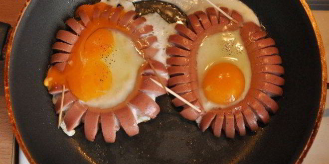 Рецепт весенней яичницы с сосисками